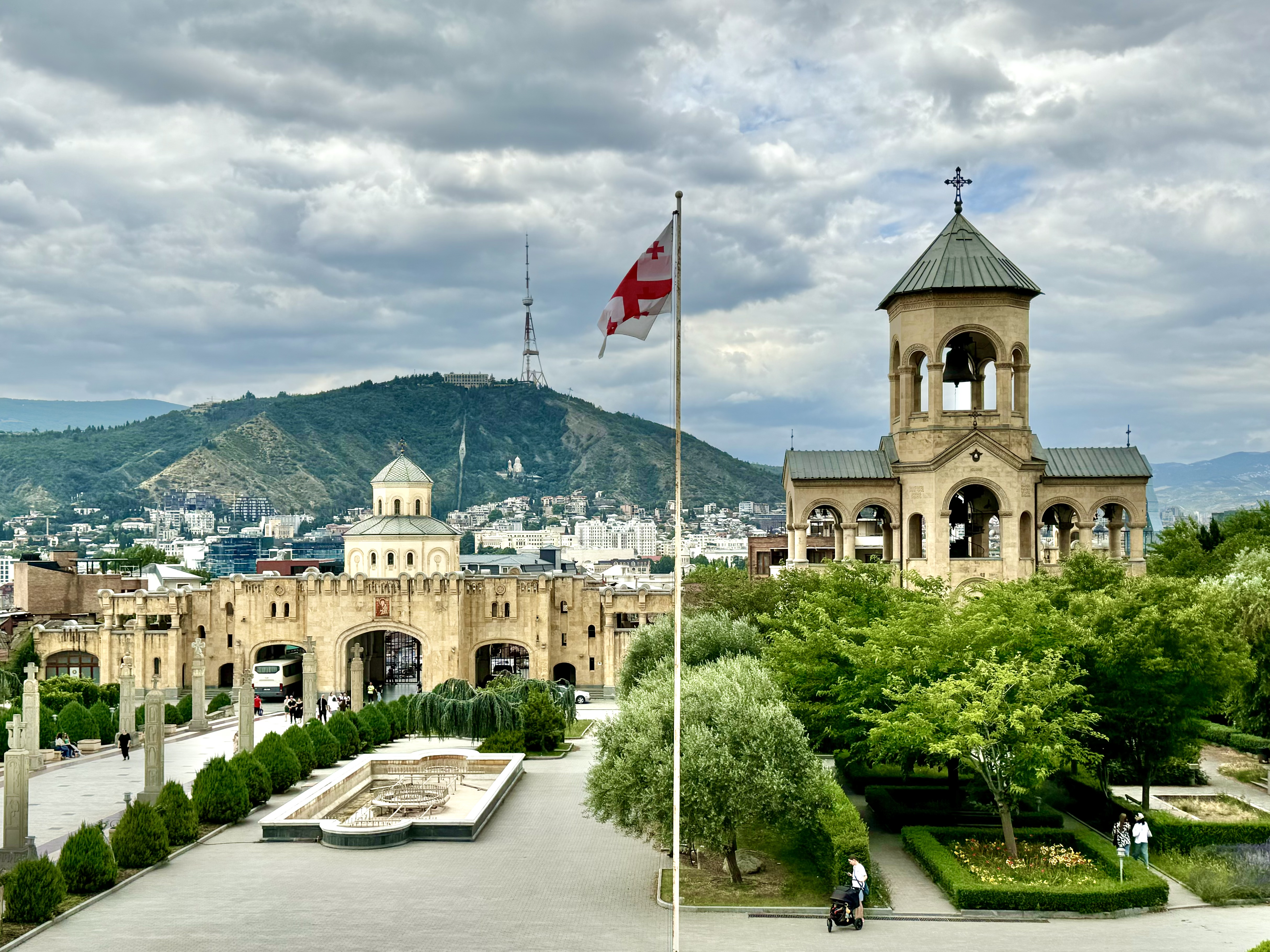 სანთლების შუქი ინტერიერში სულიერი ატმოსფეროს ქმნის